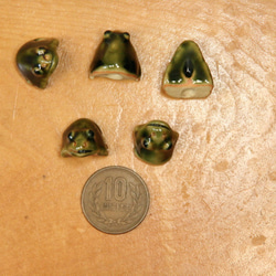 陶ボタン・カエル形（サイズ約17x15x11mm） 2枚目の画像