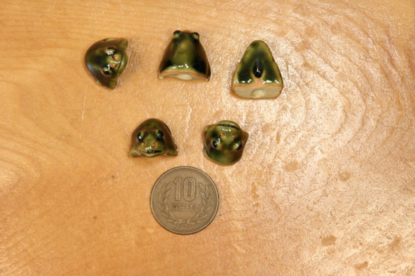 陶ボタン・カエル形（サイズ約17x15x11mm） 2枚目の画像