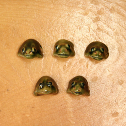 陶ボタン・カエル形（サイズ約17x15x11mm） 5枚目の画像