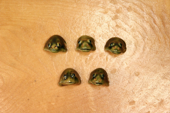 陶ボタン・カエル形（サイズ約17x15x11mm） 5枚目の画像