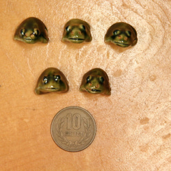 陶ボタン・カエル形（サイズ約17x15x11mm） 7枚目の画像