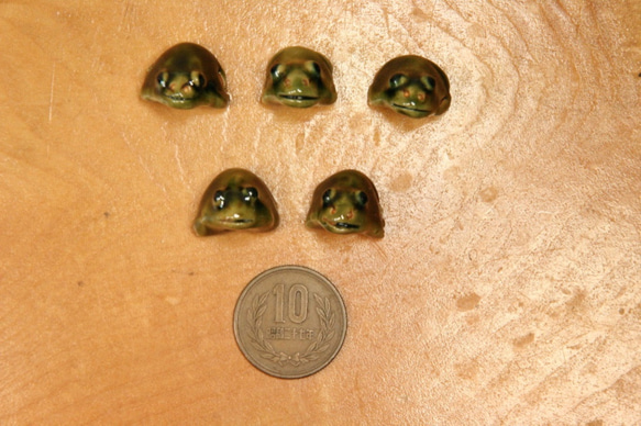 陶ボタン・カエル形（サイズ約17x15x11mm） 7枚目の画像