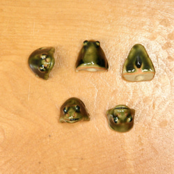 陶ボタン・カエル形（サイズ約17x15x11mm） 9枚目の画像