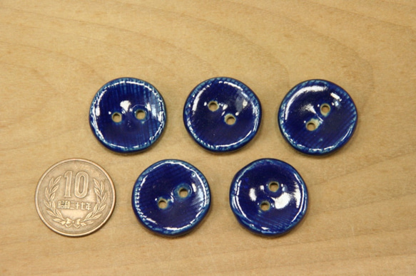 陶ボタン・紺青釉（サイズ大・約24mm） 2枚目の画像