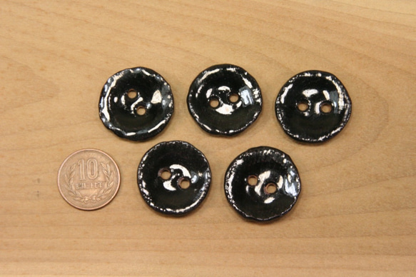 陶ボタン・黒天目釉（サイズ大2・約30mm） 2枚目の画像