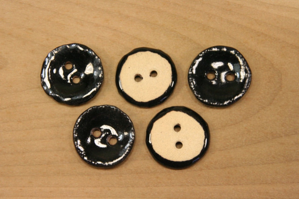 陶ボタン・黒天目釉（サイズ大2・約30mm） 3枚目の画像