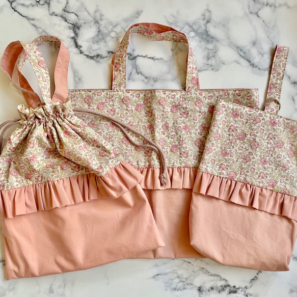 リバティのフリルとハートアップリケのレッスンバッグ・上履き入れ