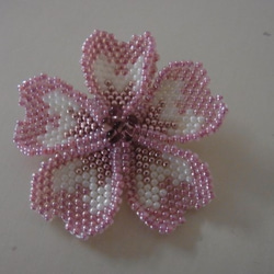 ピンクの花のブローチ 1枚目の画像