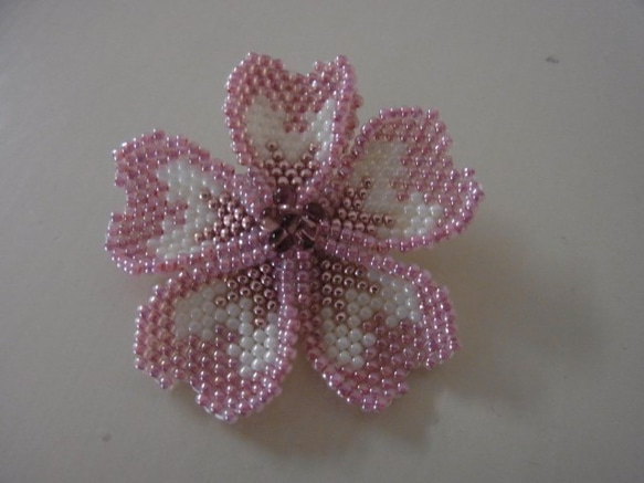 ピンクの花のブローチ 1枚目の画像