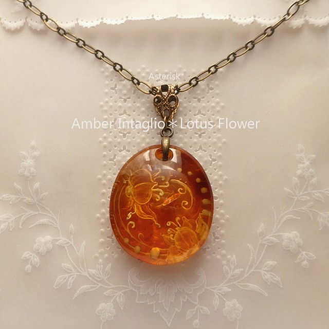 天然琥珀＞ブルーアンバー 蓮の花 インタリオ Amber Intaglio