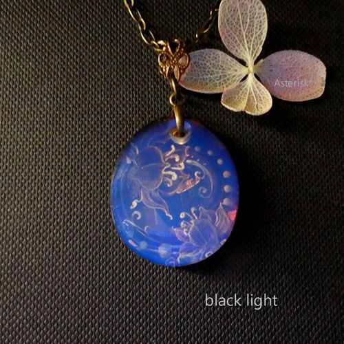 天然琥珀＞ブルーアンバー 蓮の花 インタリオ Amber Intaglio