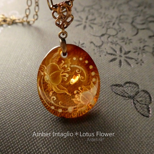 天然琥珀＞ブルーアンバー 蓮の花 インタリオ Amber Intaglio