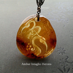 ＜天然琥珀＞ブルーアンバー 白鷺 40×35mm インタリオ Amber Intaglio 1枚目の画像