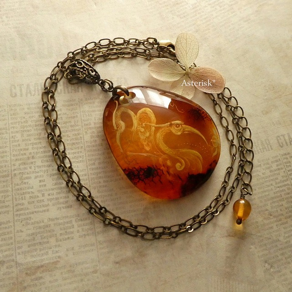 ＜天然琥珀＞ブルーアンバー 白鷺 40×35mm インタリオ Amber Intaglio 7枚目の画像