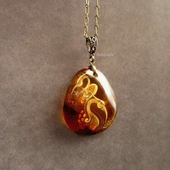 ＜天然琥珀＞ブルーアンバー 白鷺 40×35mm インタリオ Amber Intaglio 8枚目の画像