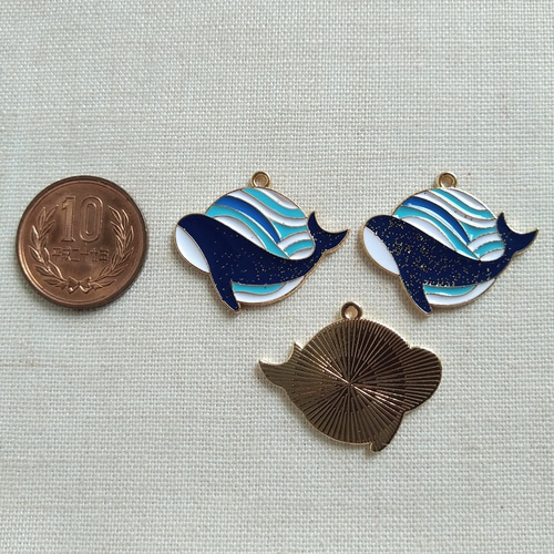 25×30mm ラメ入り クジラのデザインチャーム 5個 C267 チャーム