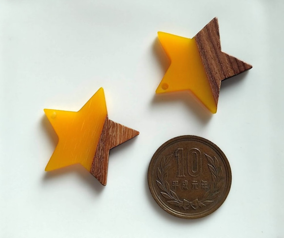 マホガニーと樹脂のバイカラーパーツ　星形　イエロー　２個　P594 4枚目の画像