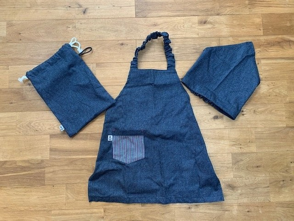 キッズエプロン＆三角巾・デニム調リバーシブルプリント（紺）収納袋付き・120サイズ　BOYS 2枚目の画像