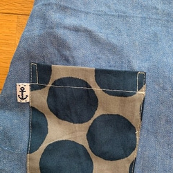 ハンドメイド・エプロン・三角巾・120サイズ・デニム×ドット紺・紐ストライプ 2枚目の画像