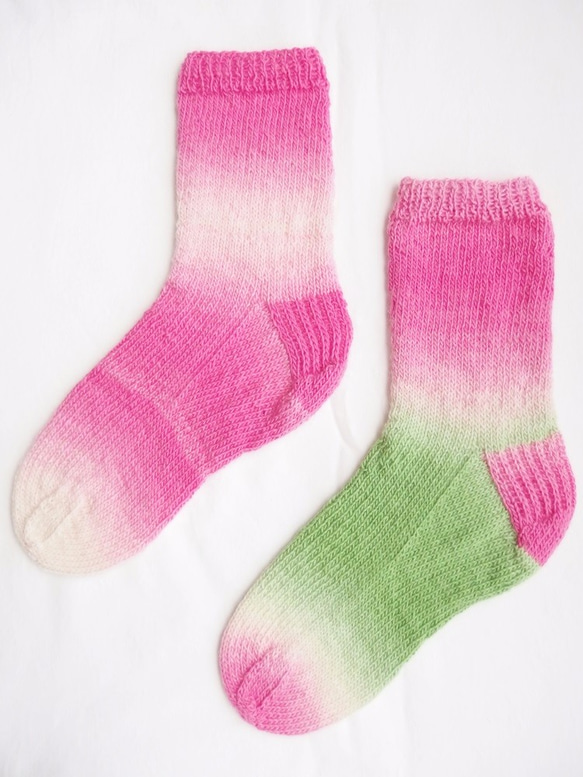 さくら色グラデーション靴下２、schoppel社の毛糸を使用 1枚目の画像