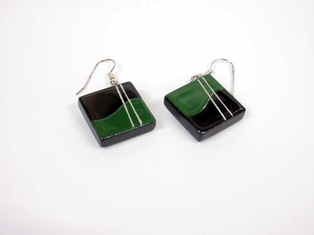 漆ピアス（角・緑）