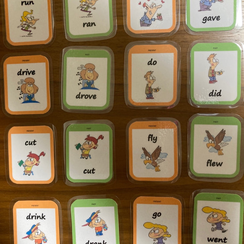 英語のフラッシュカード【現在形/過去形・神経衰弱】 おもちゃ・人形