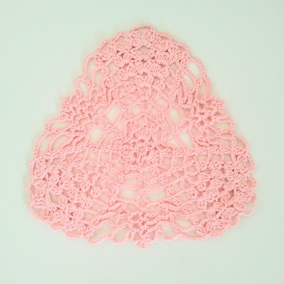部屋をかわいいく彩る　ピンクの小さめレース編み/敷物ドイリーNo.2 2枚目の画像