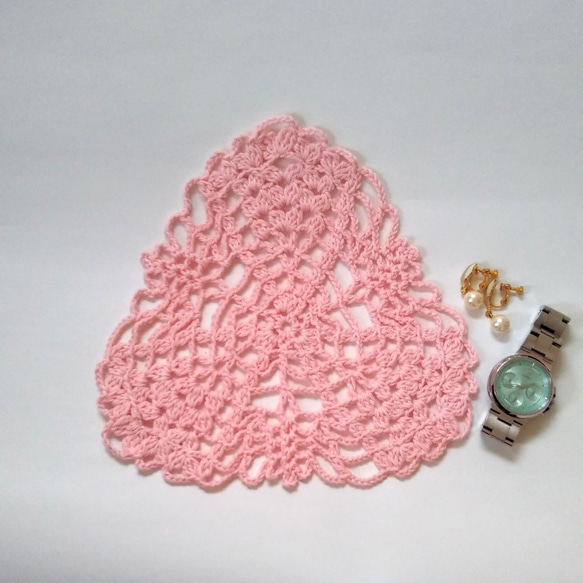 部屋をかわいいく彩る　ピンクの小さめレース編み/敷物ドイリーNo.2 4枚目の画像