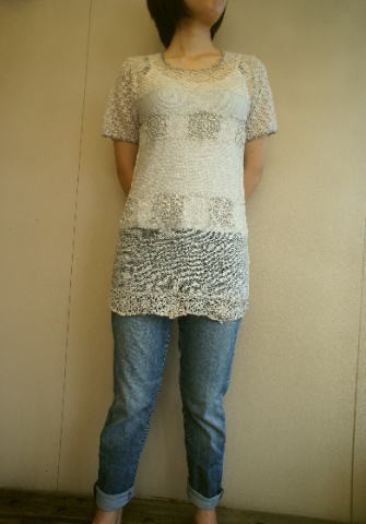 シルバーグレーサマーヤーンでかぎ針編したモチーフレーシー半袖セーター