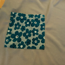 ポップな花柄トップ（ブルー）とニットスカートのサロンエプロン 4枚目の画像