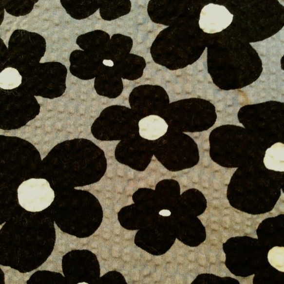 ポップな花柄（黒）トップとニットスカートのサロンエプロン 3枚目の画像