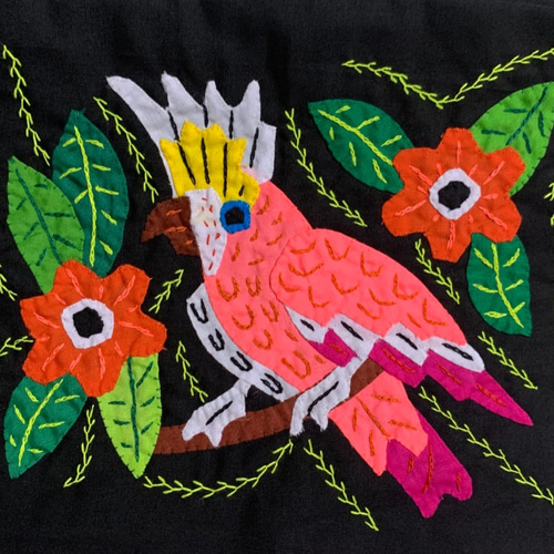 パナマ発クナ族手作り モラ刺繍生地S インコ ワッペン パナマ発クナ族手作り モラ刺繍生地S インコ ワッペン