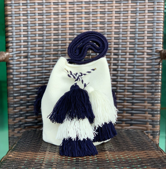 コロンビア発Wayuu バッグ　ネイビーxホワイト　ボリュームタッセル　Mサイズ 4枚目の画像