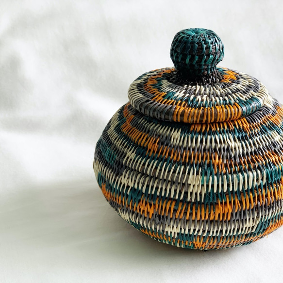 パナマ発エンベラ・ウォウナアン族手作り　壺型小物入れ蓋付き　Lサイズ 2枚目の画像