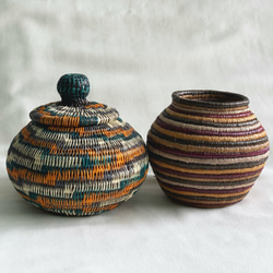 パナマ発エンベラ・ウォウナアン族手作り　壺型小物入れ蓋付き　Lサイズ 3枚目の画像