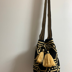 コロンビア発Wayuu バッグ Mサイズ　シンボルデザイン　ブラックxゴールド 2枚目の画像