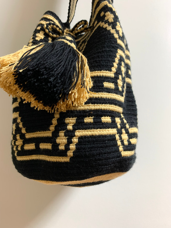 コロンビア発Wayuu バッグ Mサイズ　シンボルデザイン　ブラックxゴールド 4枚目の画像