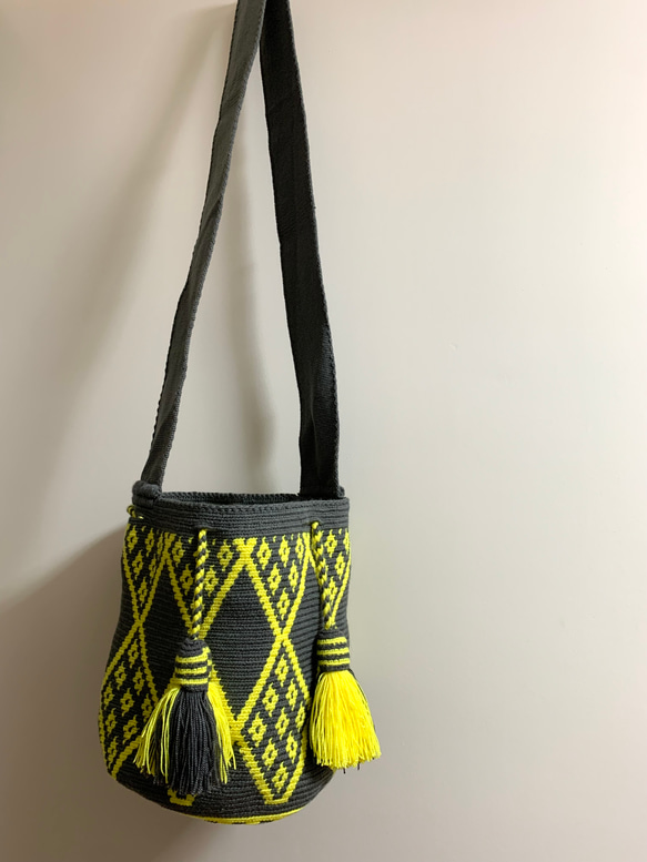 コロンビア発Wayuu バッグ Mサイズ　シンボルデザイン　イエローxグレー 2枚目の画像