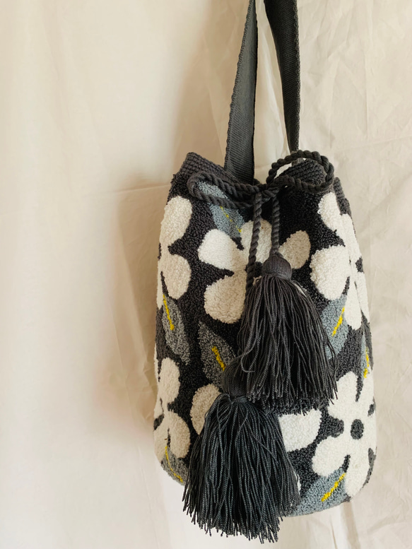 ワユーバッグ ポンポン 黒　Wayuu コロンビア Wayuu Bag ワユーバッグの通販 、ワユーバッグの通販