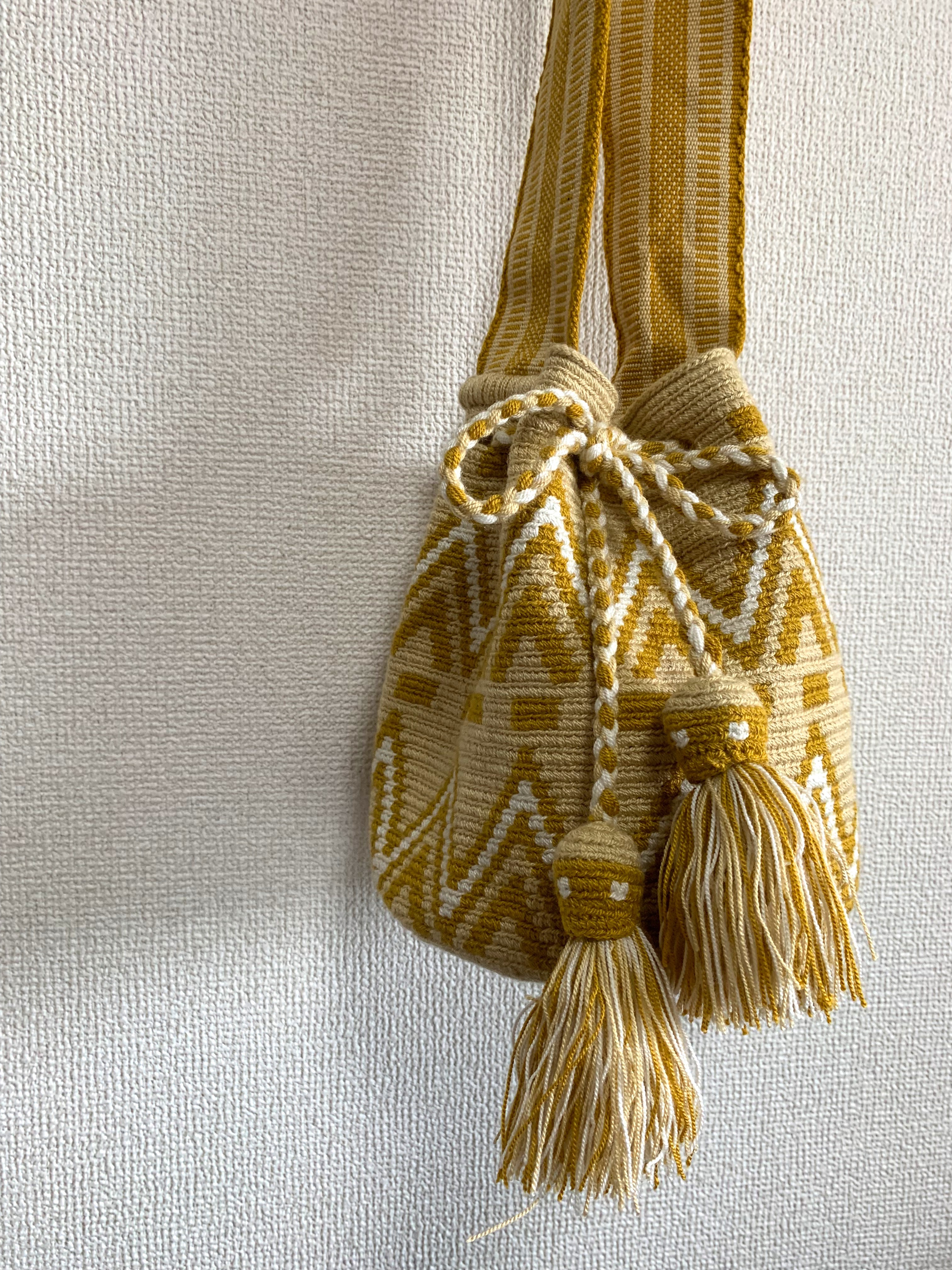 コロンビア発Wayuu バッグ　シンボルモチーフ　ベージュMサイズ　☆在庫1点☆