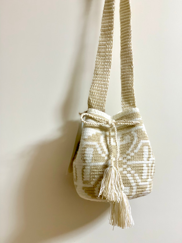 コロンビア発Wayuu バッグ　ベージュxホワイト　シンボルモチーフ　ミニサイズ　 1枚目の画像