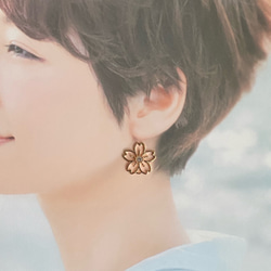 【2個入】桜の透かしモチーフチャーム　ガラスストーン付　レジン 枠　ゴールド 6枚目の画像