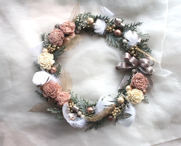 ベージュピンクのクリスマスリース プリザーブドフラワー