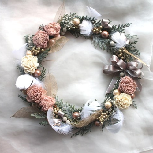 ベージュピンクのクリスマスリース プリザーブドフラワー BrightBerry