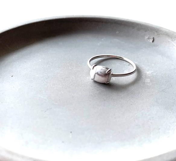 天然石　ハウライト　天然マグネサイト　爪留めリング　指輪 2枚目の画像