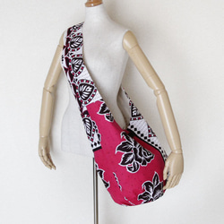 アフリカ布のショルダーバッグ（カンガ）斜めがけ たすき掛け 大きめ ヨガ ピラティス 1枚目の画像