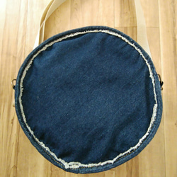 リメイクデニムのラウンドバッグ　コサージュ付き 3枚目の画像