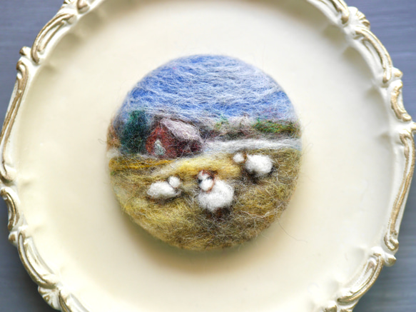羊毛フェルト　初雪と羊　ブローチ　ハンドメイド 2枚目の画像