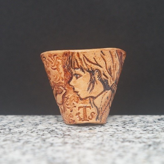 タイストラップ式ネクタイ　手彫り彫刻　花と少女2　本牛革製タイストラップ　タンニンなめしヌメ革　ネクタイはダークブルー