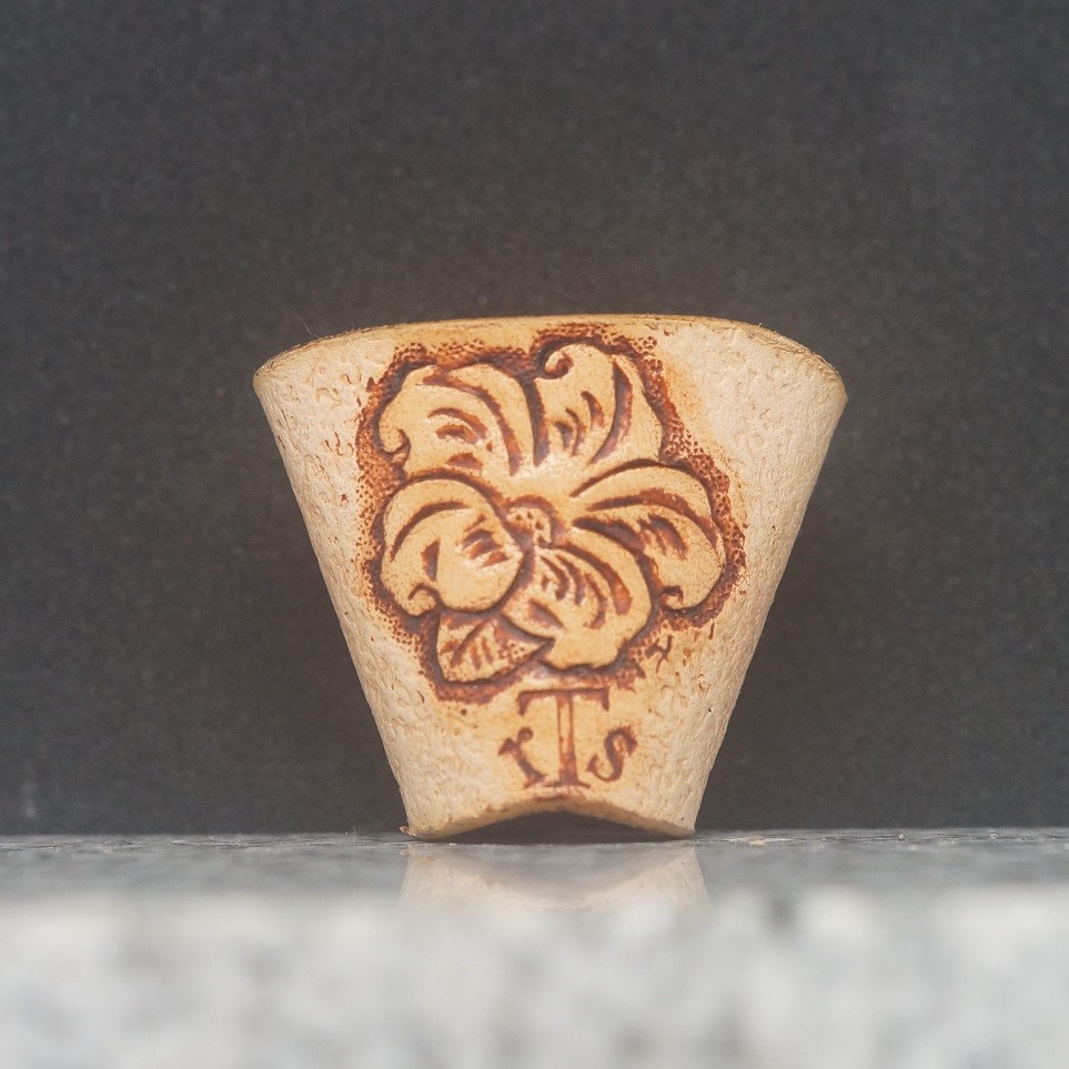 タイストラップ式ネクタイ　部分的アンティックダイ仕上げ　花一輪　本牛革製タイストラップ